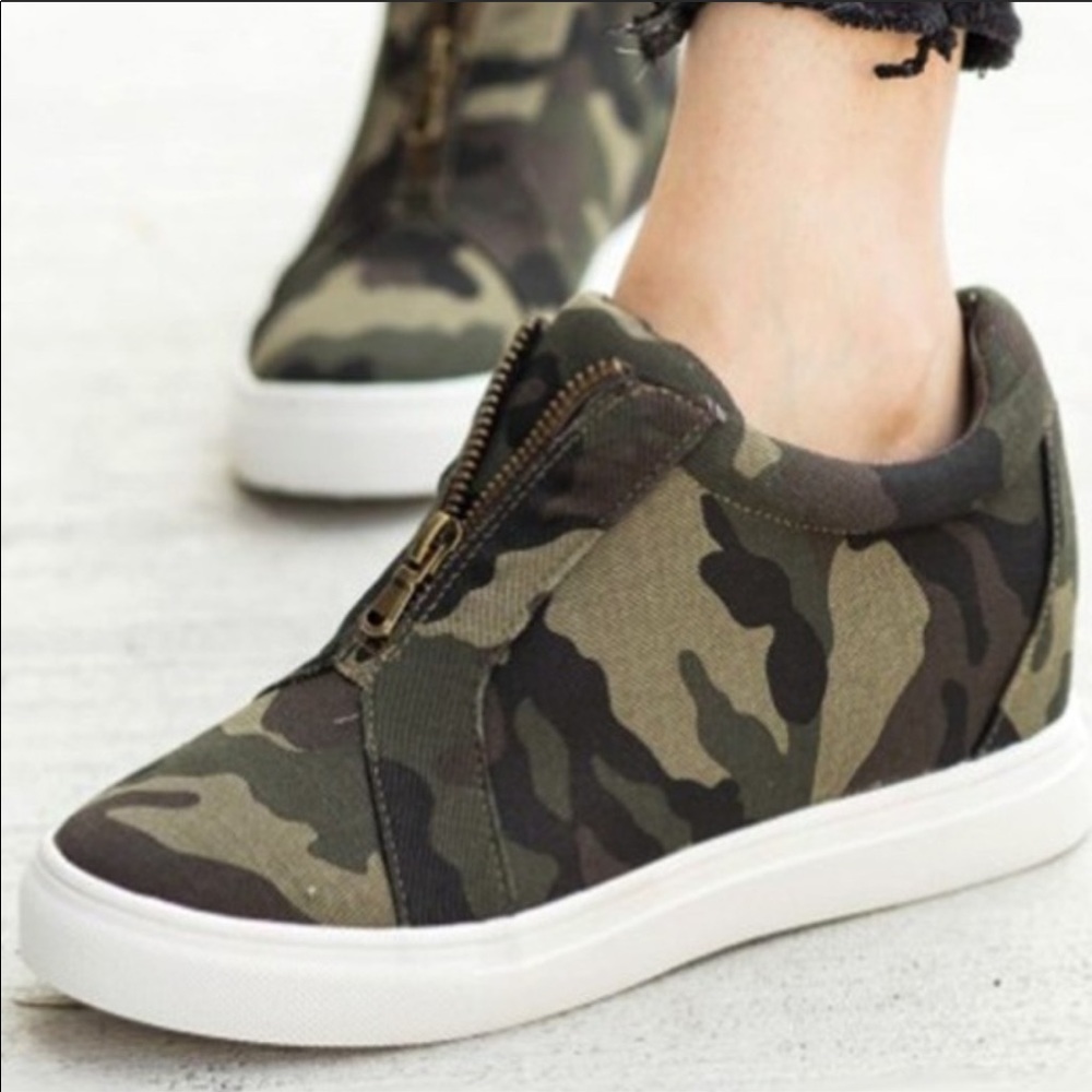 LaSheelah Camo sneakers size 7